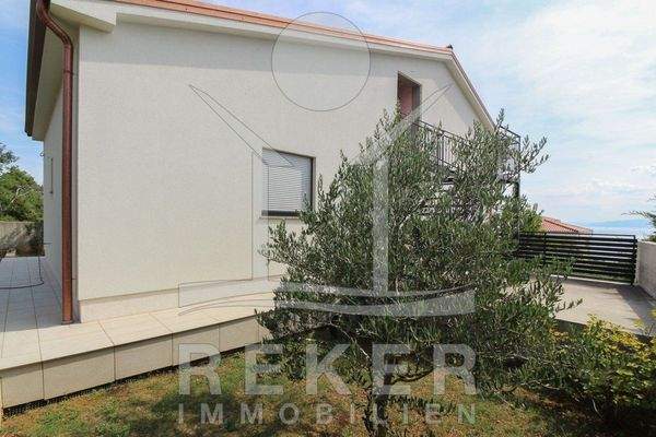 Ein mediterraner Steingrill schmückt die Terrasse