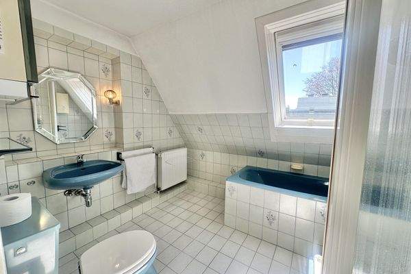 Helles Bad mit Badewanne und Dusche