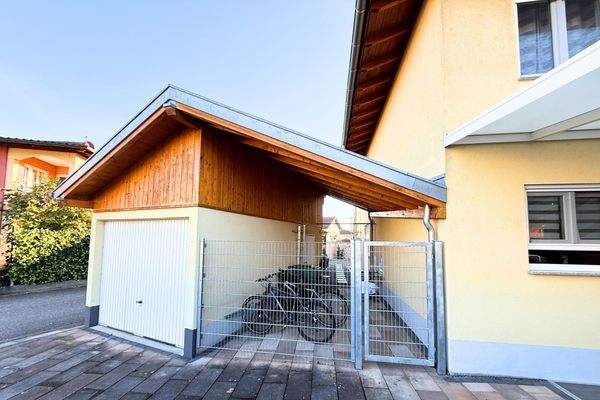 Garage und Fahrradstellplätze 