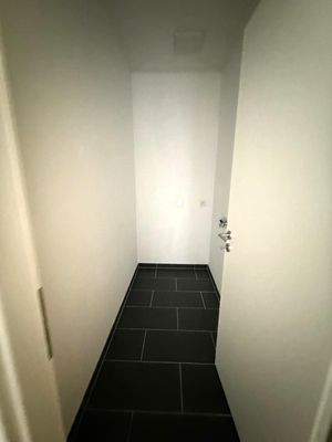 Leerer Korridor mit Tür