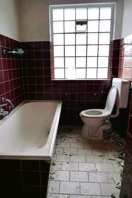 Tageslichtbad mit Wanne