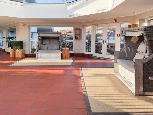 Glaskuppel mit Strandkörben