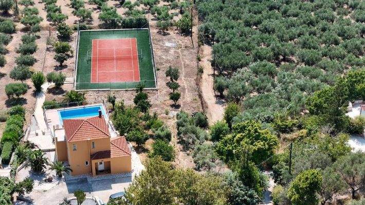 Kreta, Kournas: Spektakuläre Villa mit Tennisplatz nahe des Kournas-Sees zu verkaufen
