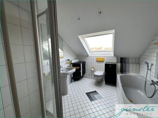 Tageslichtbad DG mit Wanne u. Dusche