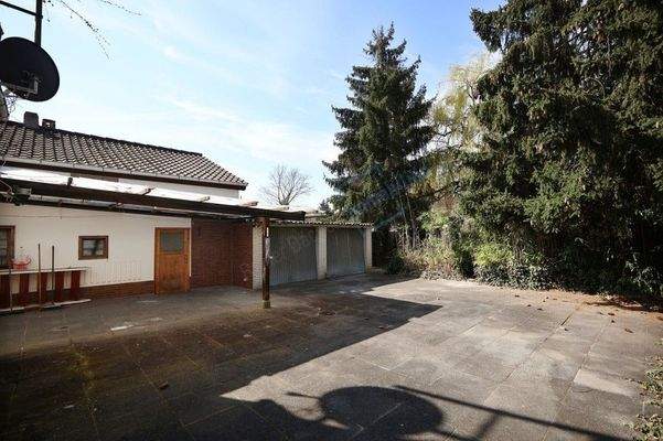 BLICK ZU GARAGEN UND GARTEN