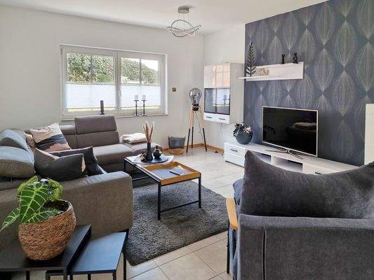 Wohnzimmer mit Zugang zur Terrasse