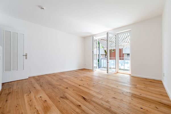 Wohnzimmer mit Balkon