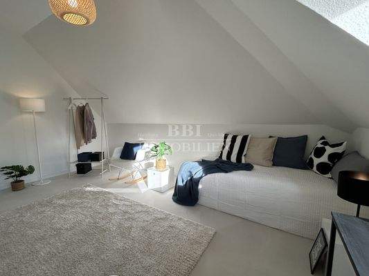 Zimmer mit gemütlichen Schrägen