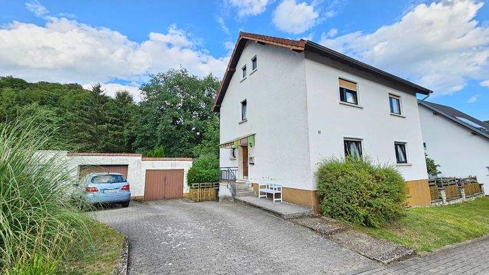 Haus mit Garagen und Stellplatz