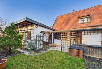Haus mit Terrasse von Süden