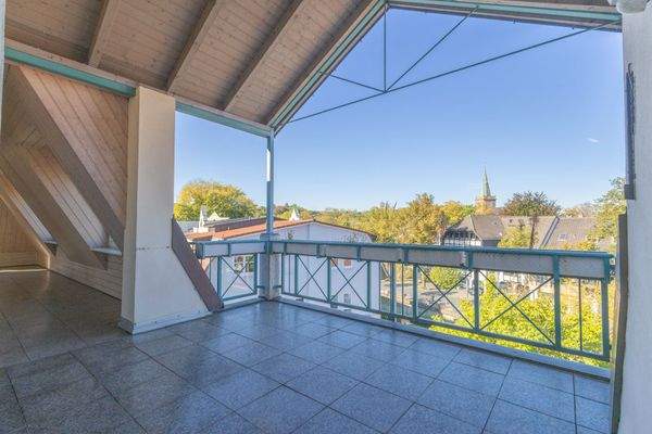 überdachter Balkon mit elektrischer Markise