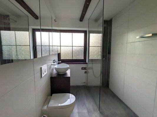 Bad mit begehbarer Dusche und Fenster