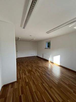 Leerer Raum mit Holzfußboden