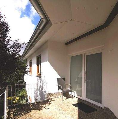 9 Haupteingang mit kl. Terrasse