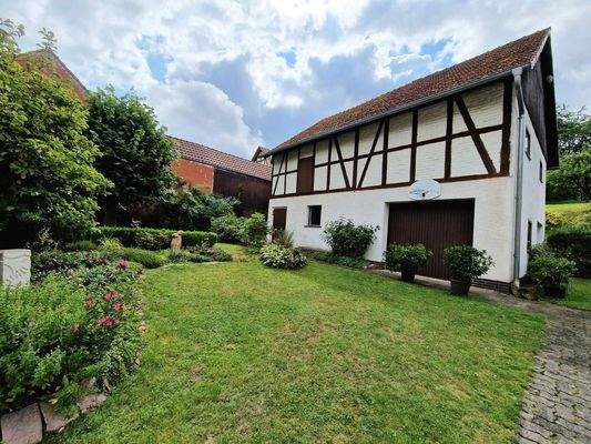 Vorgarten mit Scheune