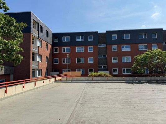 Blick über das Parkdeck zum Objekt 