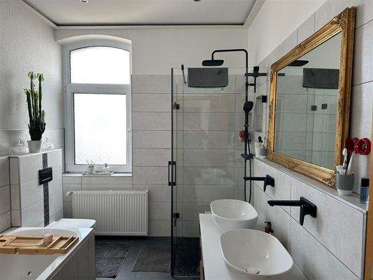 MFH EG links Tageslichtbad mit Whirpool-Badewanne 