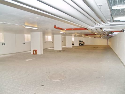 großzügige Stellplätze in der Garage