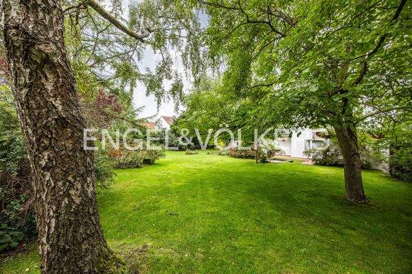 Blick vom Garten auf das Haus