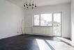 helles Wohnzimmer mit Balkonzugang
