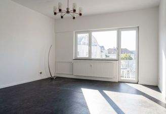 helles Wohnzimmer mit Balkonzugang