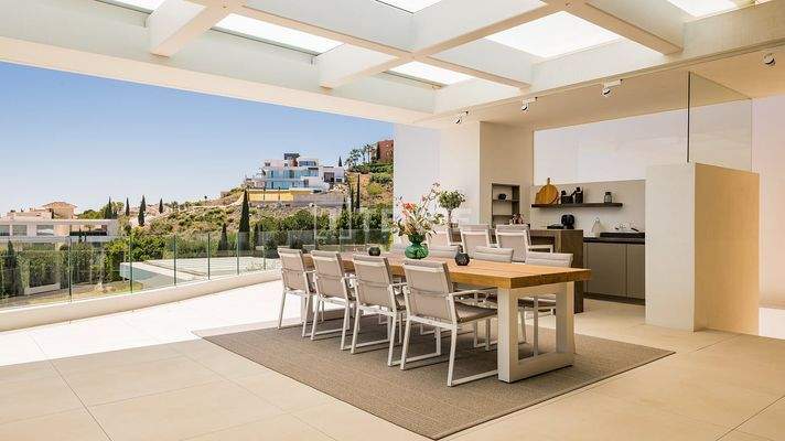 Golf View Villa with Designer Kitchen Near Beach in Benahavís