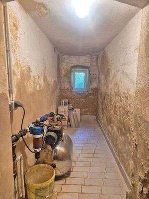 Keller mit Wasserpumpe Brunnen.jpg