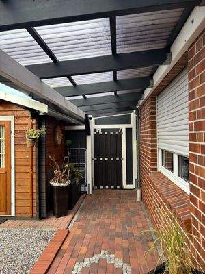 Zugang vom Garten zum Carport