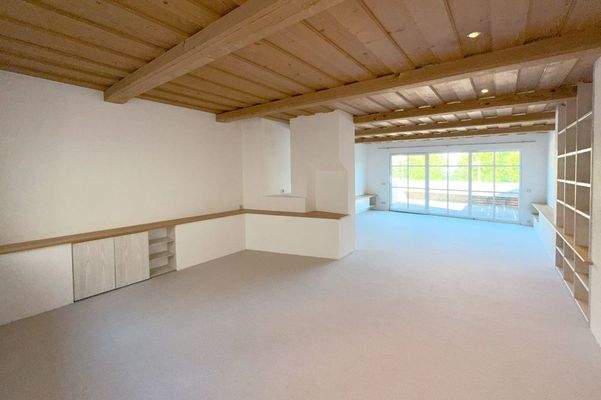 Das helle Wohnzimmer mit Holztramdecke - 2.  OG