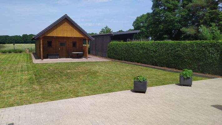 Außenansicht Terrasse und Garten mit Gartenhaus