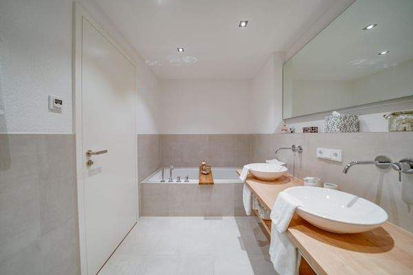 ... Badewanne und hochwertiger Keramik