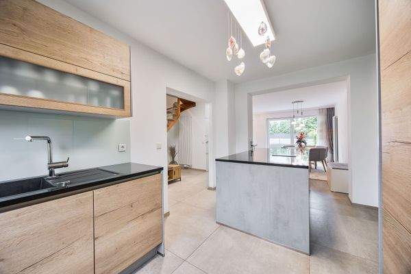 Hochwertige Küche im Holz-Betonoptik