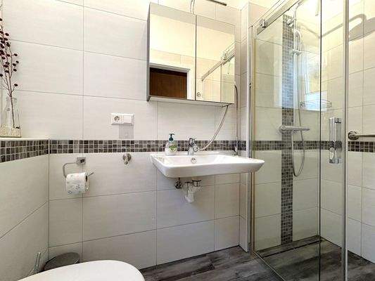 BAdezimmer mit ebenerdiger Dusche