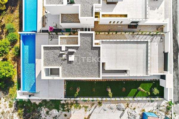 Modern Detached Villas with Pool and Parking in Monte Zenia