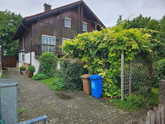 Hauseingang mit Stellplatz