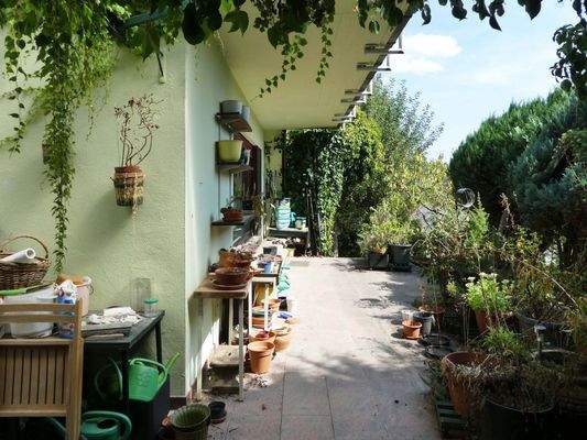 Teilweise überdachte große Terrasse