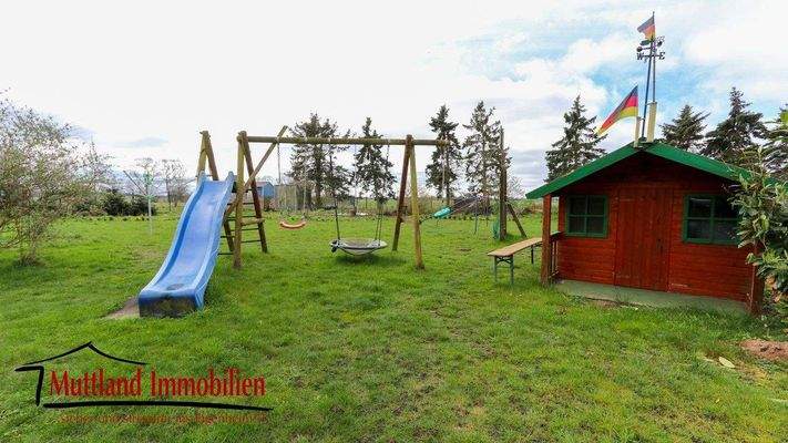 Grundstück mit Spielgeräten