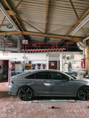 Autowerkstatt mit Hebebühne