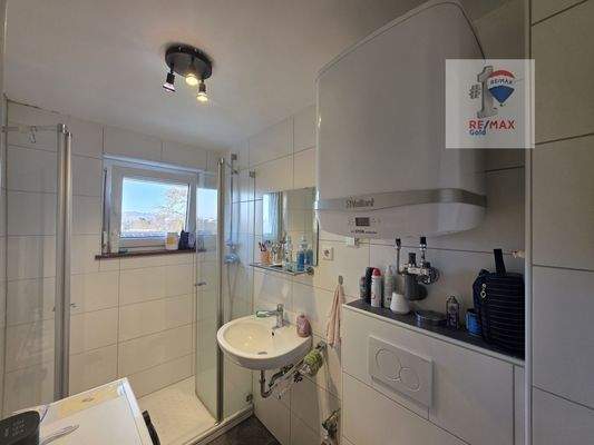 Bad mit Dusche, WB, WC und WM-Anschluss