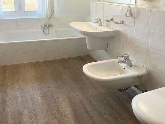 mit Tageslicht und Bidet