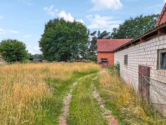 Weg zum hinteren Grundstück und zur Scheune