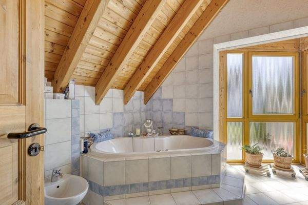 Badezimmer mit Badewanne