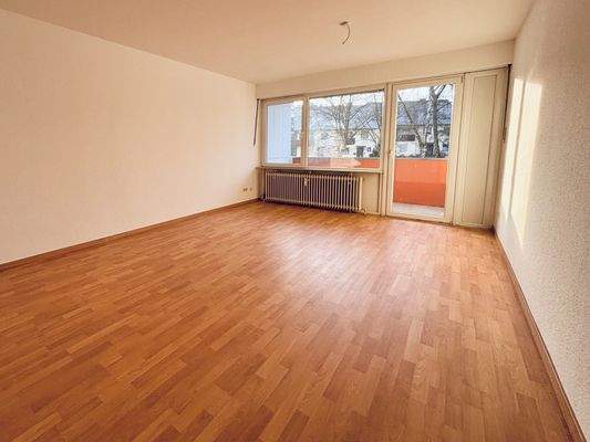 Geräumiges Wohnzimmer mit Zugang zum Balkon