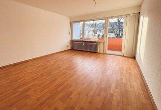 Geräumiges Wohnzimmer mit Zugang zum Balkon