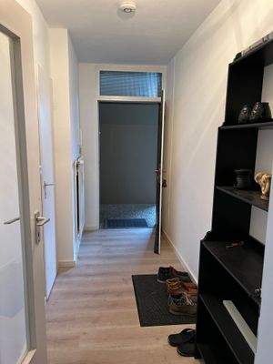 Eingangsbereich mit Blick Richtung Wohnungstür