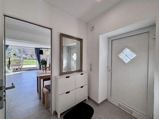 Eingangsbereich und Blick zum Essbereich