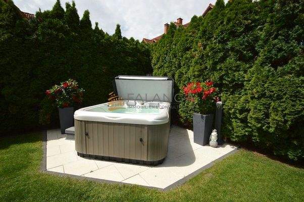 toll eingewachsener Whirlpool