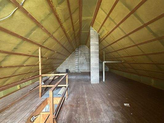 Sehr großer Spitzboden