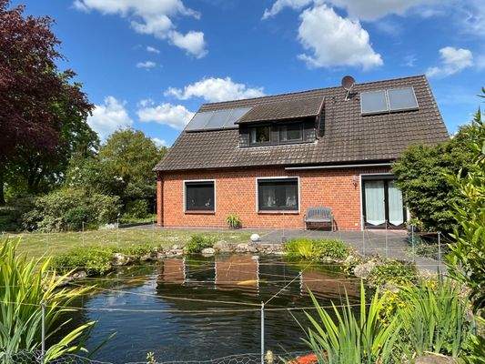 Terrasse und Teich 