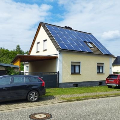 Sraßenansicht Haus m. gr. Carport